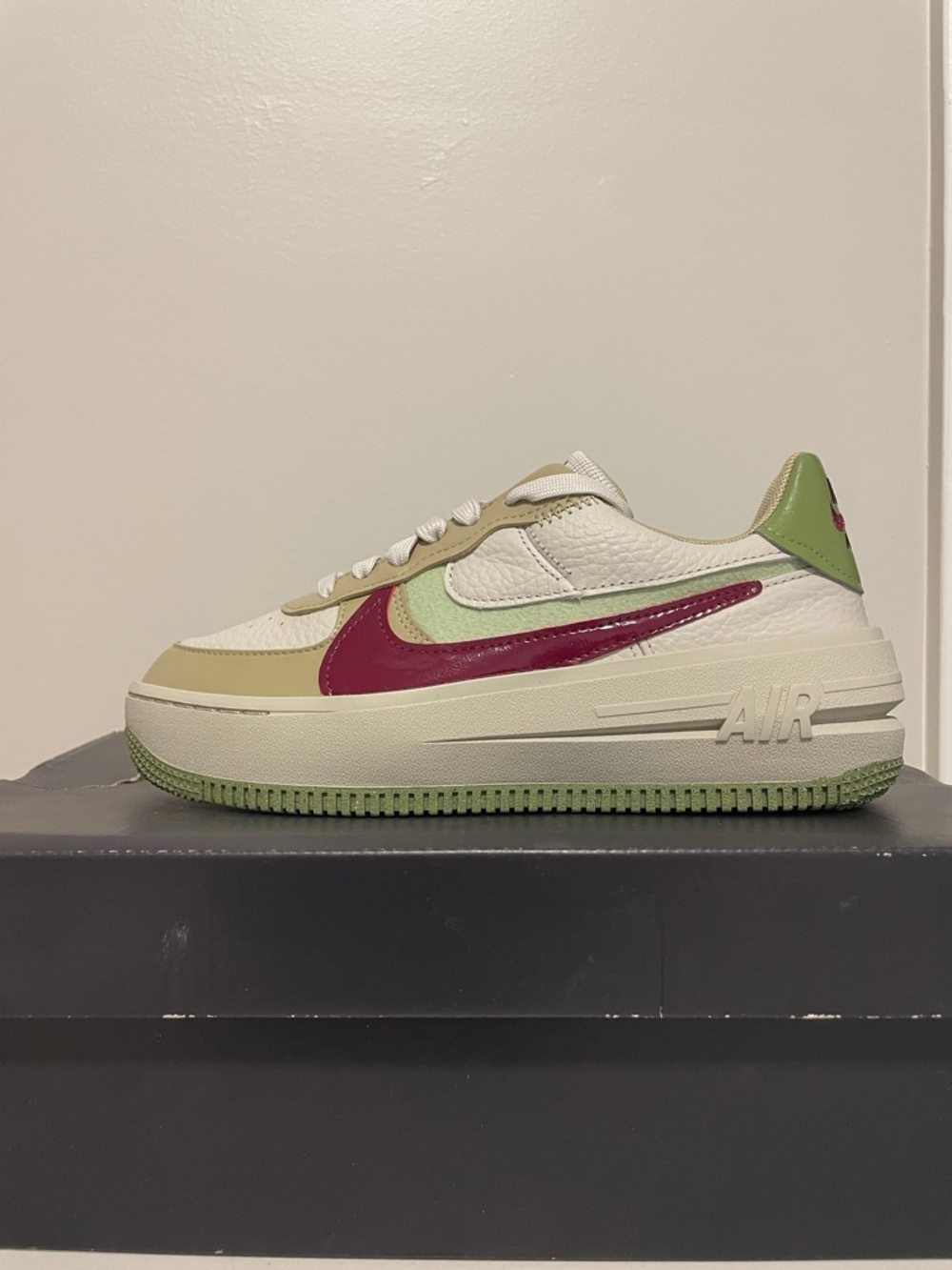 Nike Air Force 1 Low-Top Platform Sneaker - Light Bone, Dark Beetroot, OS Clair